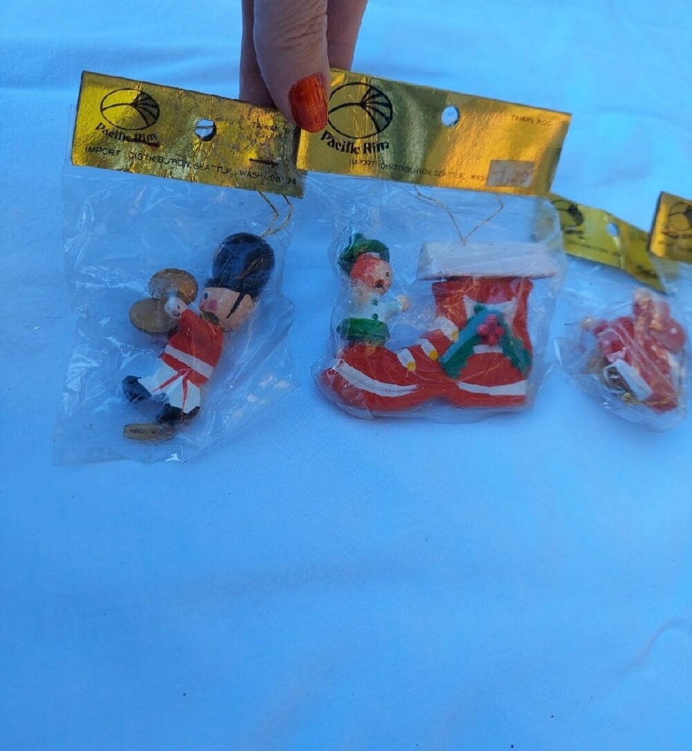 Christmas Figurine Set - Pacific RIM ORNAMENTS